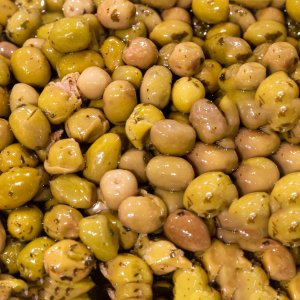 זיתים ברוטב שום פסטו