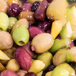 מיקס זיתים מפנק (7.9 ש"ח ל-100גר)