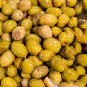 זיתים סוריים מובקעים בלימון  (5.9 ש"ח ל-100גר)