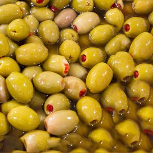 זיתים ירוקים ממולאים פלפל אדום מתוק (7.9 ש"ח ל-100גר)