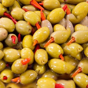 זיתים ממולאים פלפל אדום חריף (7.9 ש"ח ל-100גר)
