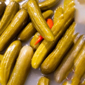 מלפפון חמוץ בכבישה ביתית (3.2 ש"ח ל-100גר ברוטו)